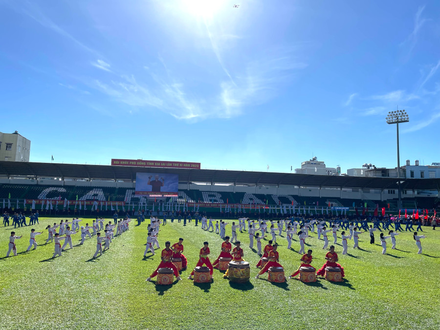 Hàng trăm võ sinh tham gia màn đồng diễn. Ảnh: Văn Ngọc