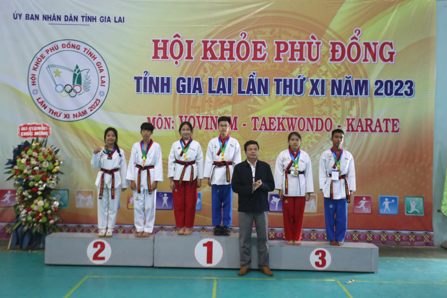 Ban tổ chức đã trao 34 bộ huy chương cho các võ sĩ Taekwondo xuất sắc. Ảnh: Văn Ngọc