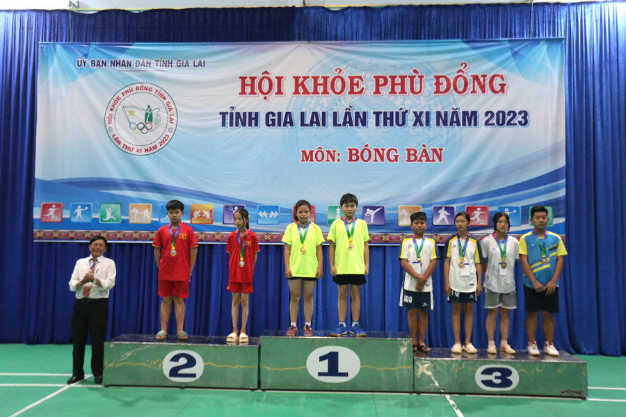 Ban tổ chức đã trao 19 bộ huy chương ở môn Bóng bàn. Ảnh: Văn Ngọc