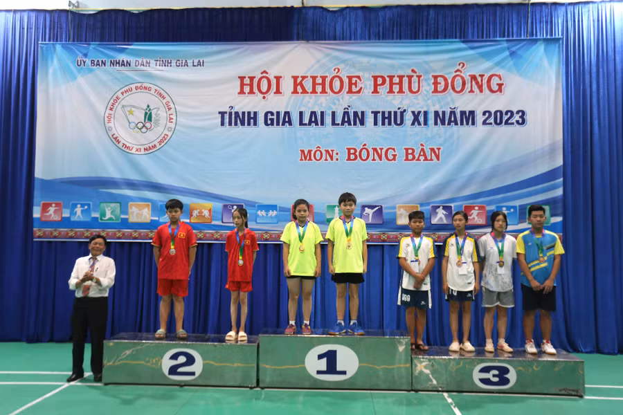 Ban tổ chức đã trao 19 bộ huy chương ở môn Bóng bàn. Ảnh: Văn Ngọc