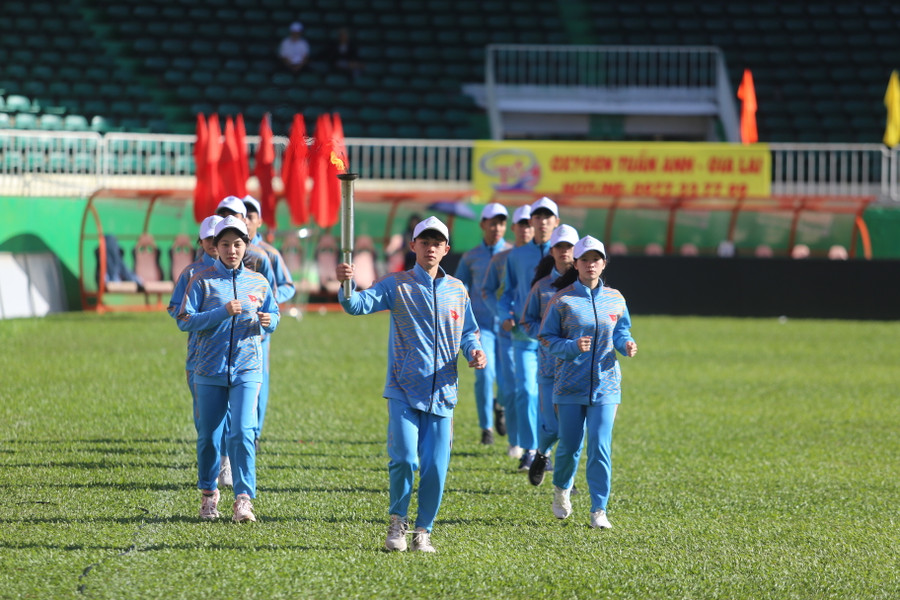 11 vận động viên tiêu biểu rước đuốc truyền thống của Hội khỏe. Ảnh: Văn Ngọc