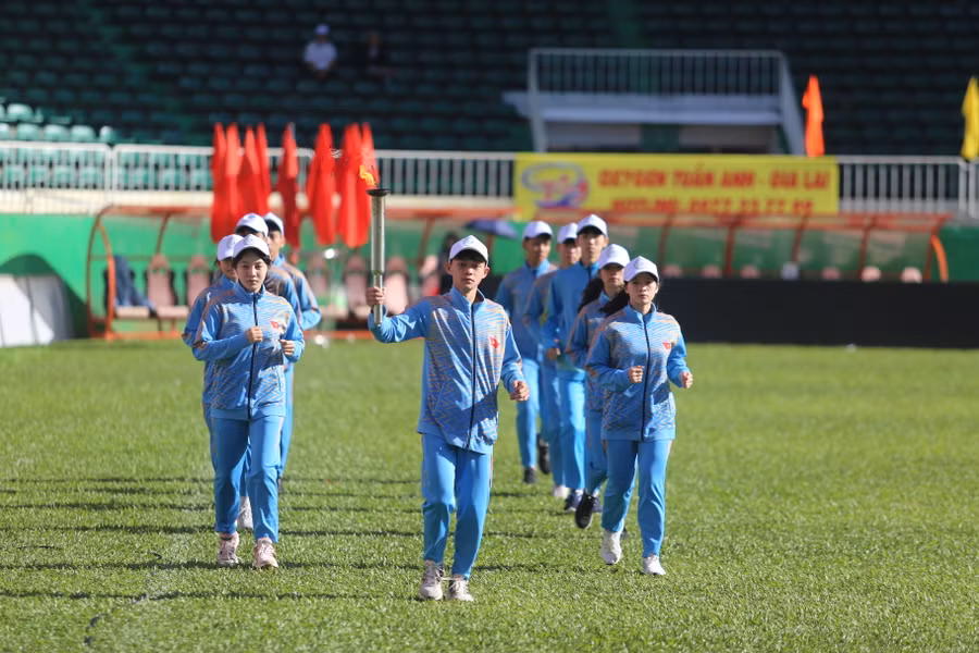 11 vận động viên tiêu biểu rước đuốc truyền thống của Hội khỏe. Ảnh: Văn Ngọc