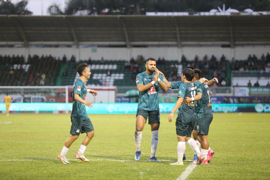 Chiến thắng vẫn là điều xa vời với đội bóng Phố núi. Ảnh: Văn Ngọc