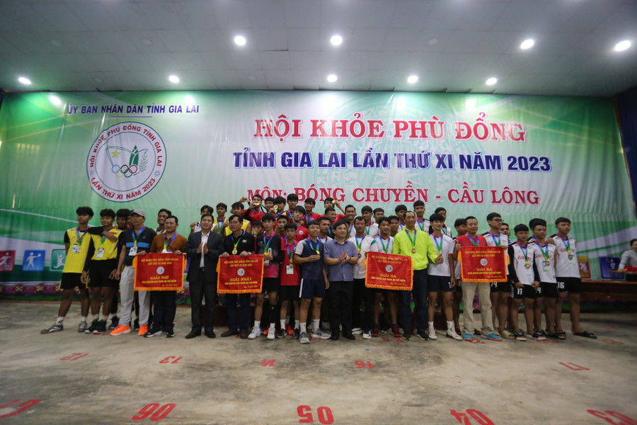 Các đội bóng chuyền nam THPT nhận giải cao ở Hội khỏe năm nay. Ảnh: Văn Ngọc Các đội bóng chuyền nam THPT nhận giải cao ở Hội khỏe năm nay. Ảnh: Văn Ngọc