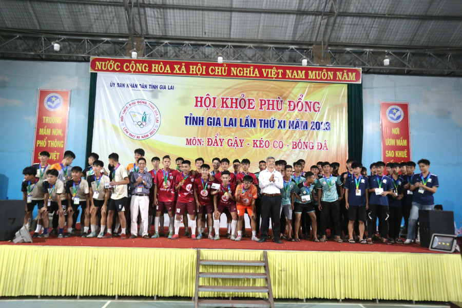 Ban tổ chức trao giải cho các đội bóng đạt thứ hạng cao ở môn Bóng đá khối THPT. Ảnh: Văn Ngọc