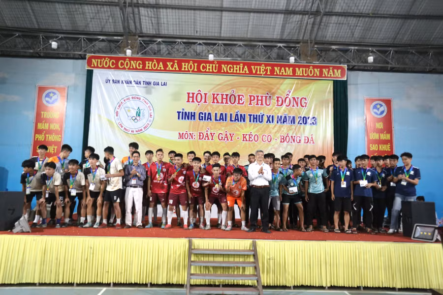 Ban tổ chức trao giải cho các đội bóng đạt thứ hạng cao ở môn Bóng đá khối THPT. Ảnh: Văn Ngọc