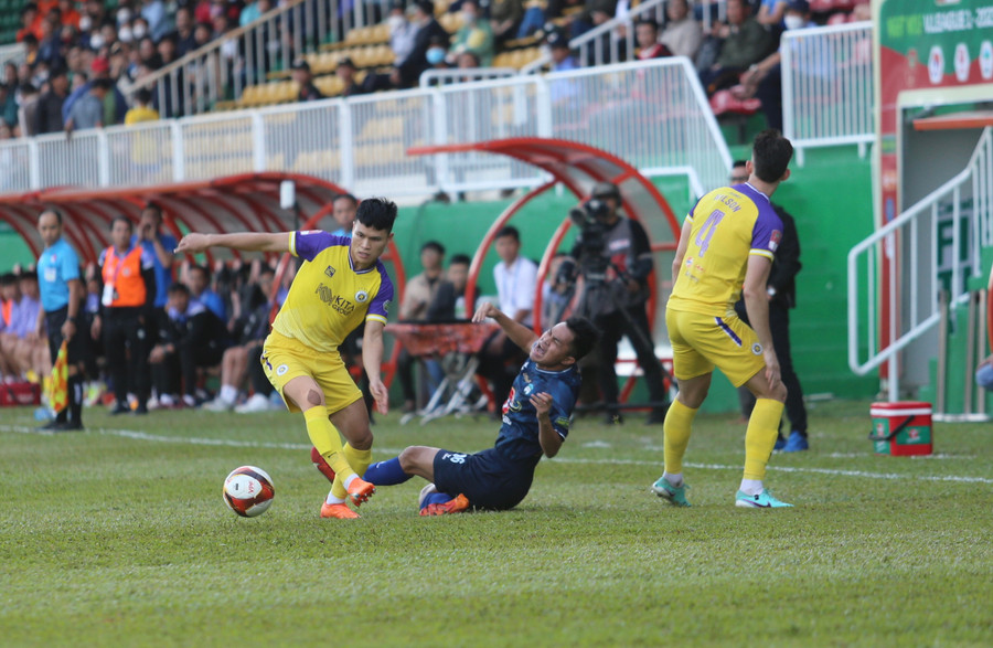 Trận đấu đã diễn ra quyết liệt với nhiều pha va chạm. Ảnh: Văn Ngọc