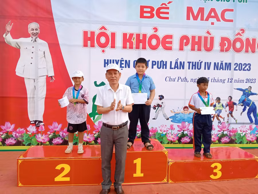 Ban tổ chức đã trao huy chương cho 174 VĐV và 35 tập thể xuất sắc ở Hội khỏe. Ảnh: Minh Hải