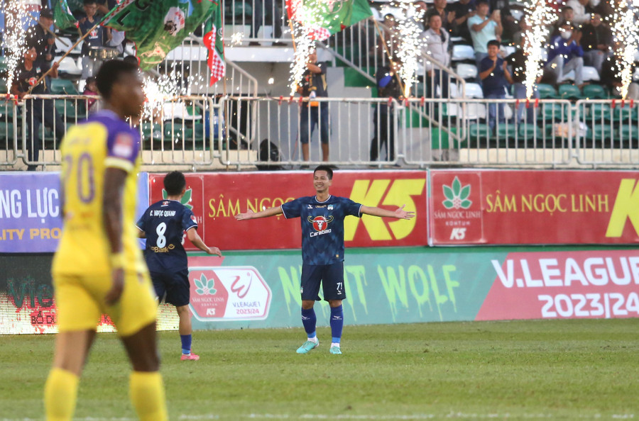 A Hoàng đã ghi bàn trong lần hiếm hoi được đá chính. Ảnh: Văn Ngọc