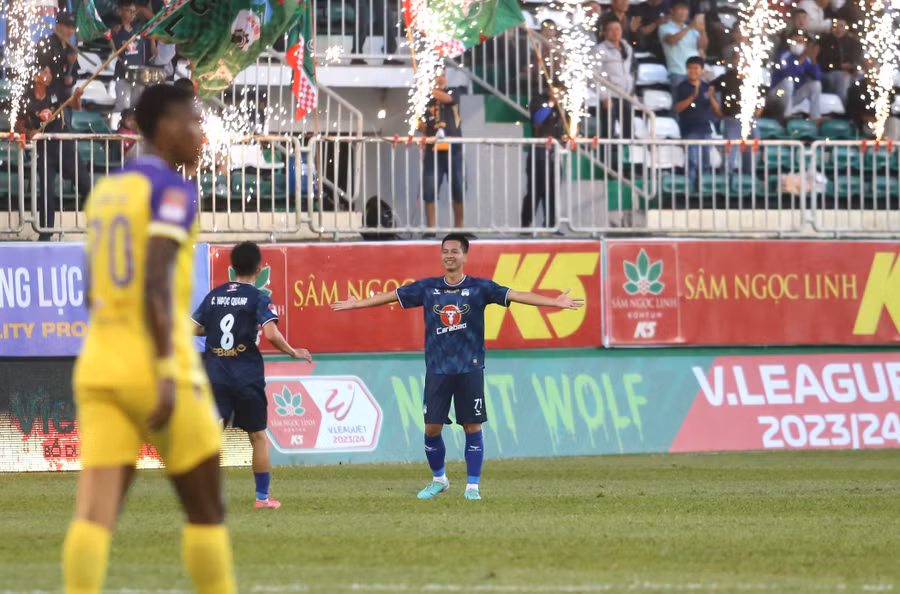 A Hoàng đã ghi bàn trong lần hiếm hoi được đá chính. Ảnh: Văn Ngọc