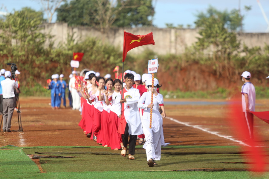 Các đoàn VĐV tham gia diễu hành tại lễ khai mạc. Ảnh: Văn Ngọc Các đoàn VĐV tham gia diễu hành tại lễ khai mạc. Ảnh: Văn Ngọc