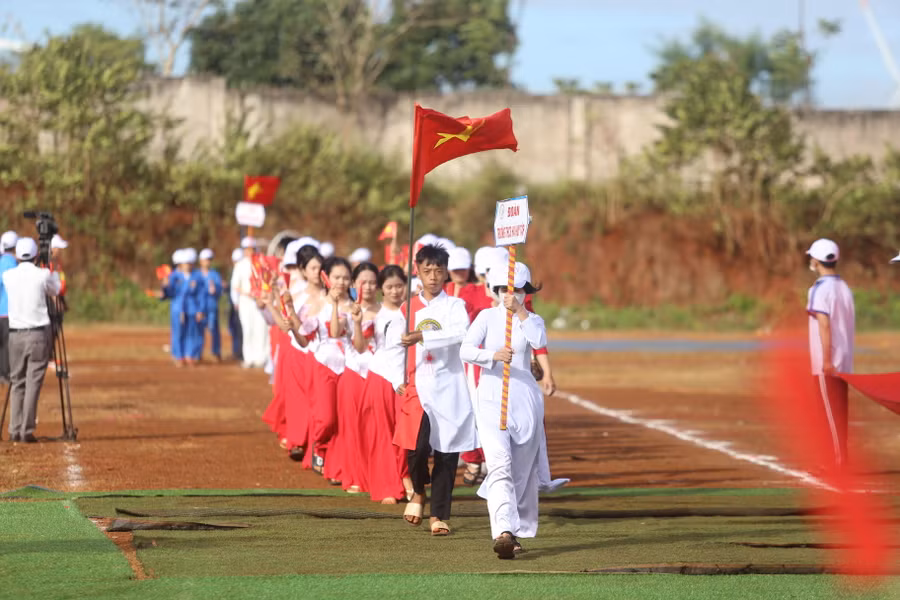 Các đoàn VĐV tham gia diễu hành tại lễ khai mạc. Ảnh: Văn Ngọc