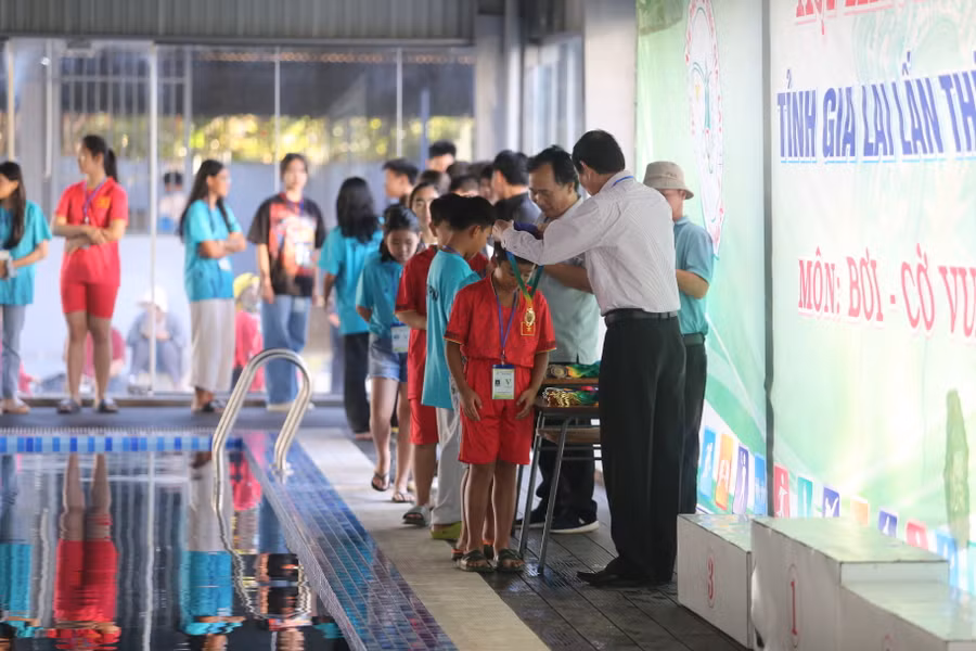 Ban tổ chức đã trao 32 bộ huy chương cho các VĐV xuất sắc. Ảnh: Văn Ngọc