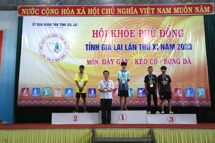 Ban tổ chức đã trao 12 bộ huy chương cho các VĐV xuất sắc. Ảnh: Văn Ngọc Ban tổ chức đã trao 12 bộ huy chương cho các VĐV xuất sắc. Ảnh: Văn Ngọc