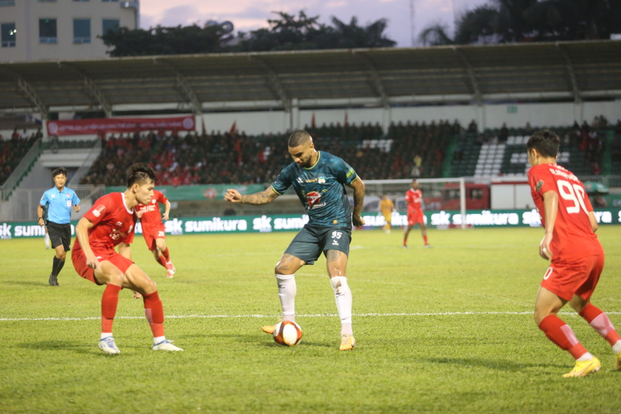 Tân binh Jhon Cley bị hàng thủ của đối phương khóa chặt. Ảnh: Văn Ngọc