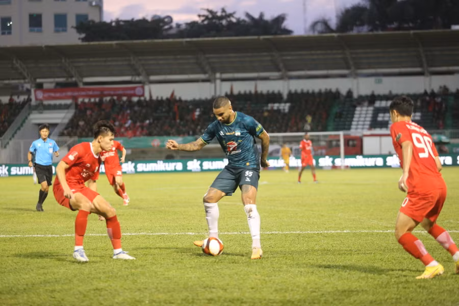 Tân binh Jhon Cley bị hàng thủ của đối phương khóa chặt. Ảnh: Văn Ngọc