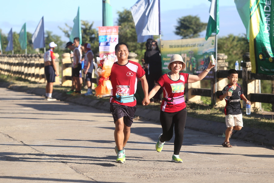 Cặp vợ chồng với những khoảnh khắc dễ thương khi cán đích đường chạy. Ảnh: Văn Ngọc Cặp vợ chồng với những khoảnh khắc dễ thương khi cán đích đường chạy. Ảnh: Văn Ngọc