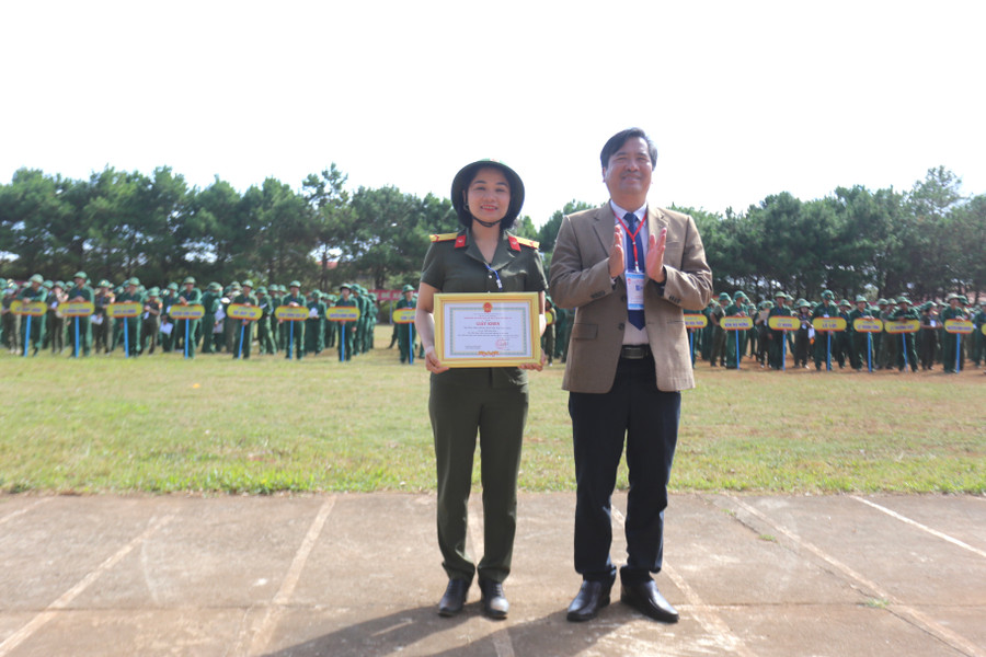 Trường Phổ thông Dân tộc nội trú tỉnh (trái) đã giành giải nhất toàn đoàn ở Hội thao. Ảnh: Văn Ngọc