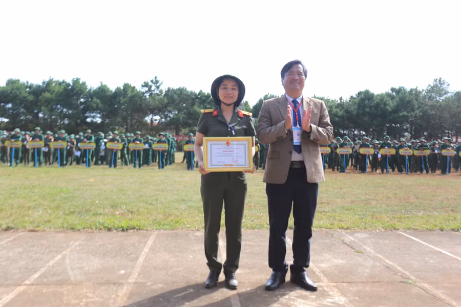 Trường Phổ thông Dân tộc nội trú tỉnh (trái) đã giành giải nhất toàn đoàn ở Hội thao. Ảnh: Văn Ngọc