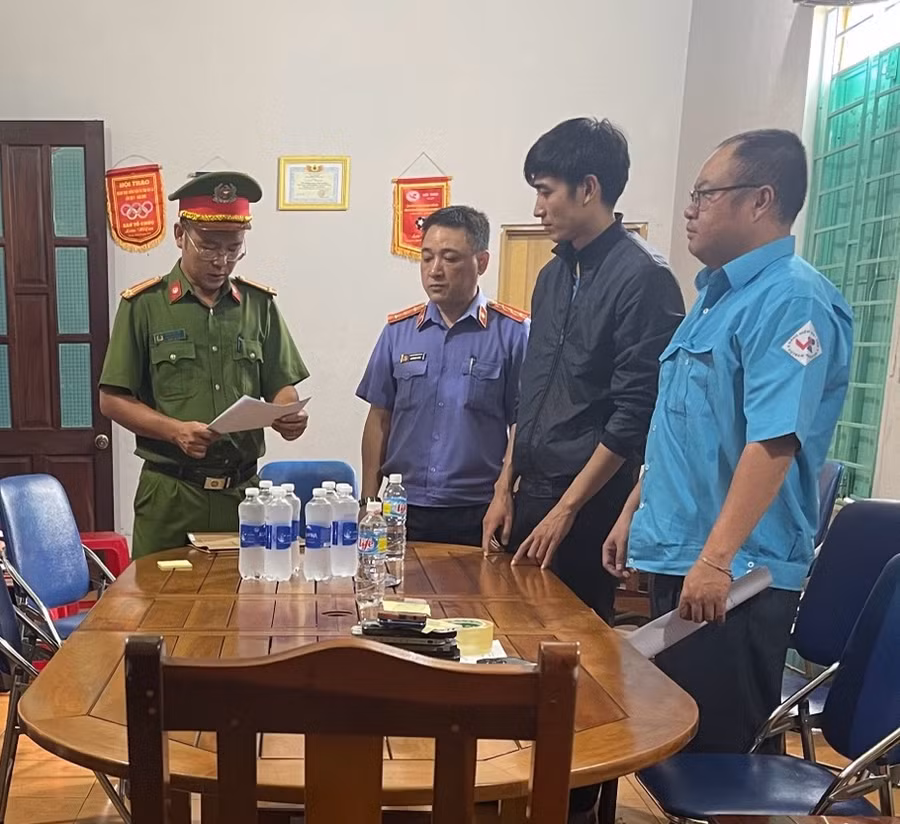 Cơ quan Cảnh sát điều tra thi hành lệnh bắt tạm giam Vũ Văn Tiên (áo khoác đen thứ 3 từ trái qua), Phó Giám đốc Trung tâm đăng kiểm 81-03D. Ảnh: Công an Gia Lai