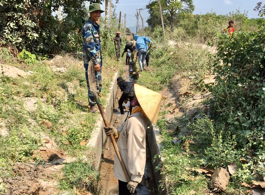 Người dân xã Uar, huyện Krông Pa chủ động nạo vét kênh mương để đưa nước về sản xuất. Ảnh: Lê Nam Người dân xã Uar, huyện Krông Pa chủ động nạo vét kênh mương để đưa nước về sản xuất. Ảnh: Lê Nam