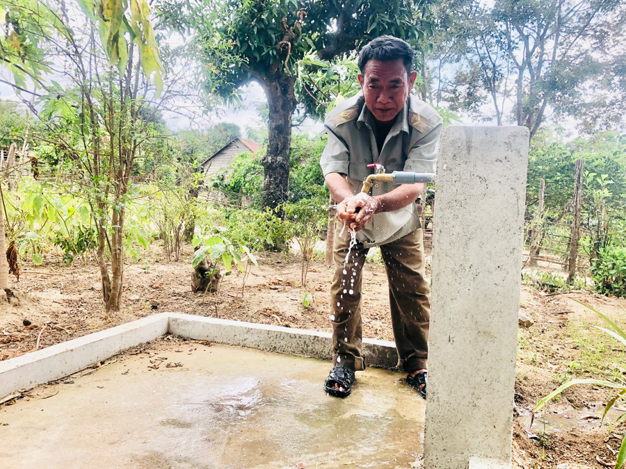 Ông Rơ Châm Úh-người dân buôn Ia Rpua phấn khởi khi có nguồn nước sạch sinh hoạt được đưa về tận nhà cho bà con sử dụng. Ảnh: Lê Nam