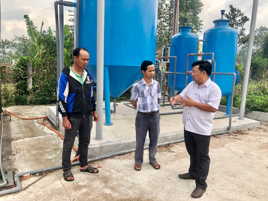 Ông Võ Ngọc Châu (bìa phải)-Trưởng phòng Nông nghiệp và PTNT huyện trao đổi với lãnh đạo xã Đất Bằng và đại diện buôn Ia Rpua về việc sử dụng và bảo quản công trình nước sạch. Ảnh: Lê Nam Ông Võ Ngọc Châu (bìa phải)-Trưởng phòng Nông nghiệp và PTNT huyện trao đổi với lãnh đạo xã Đất Bằng và đại diện buôn Ia Rpua về việc sử dụng và bảo quản công trình nước sạch. Ảnh: Lê Nam