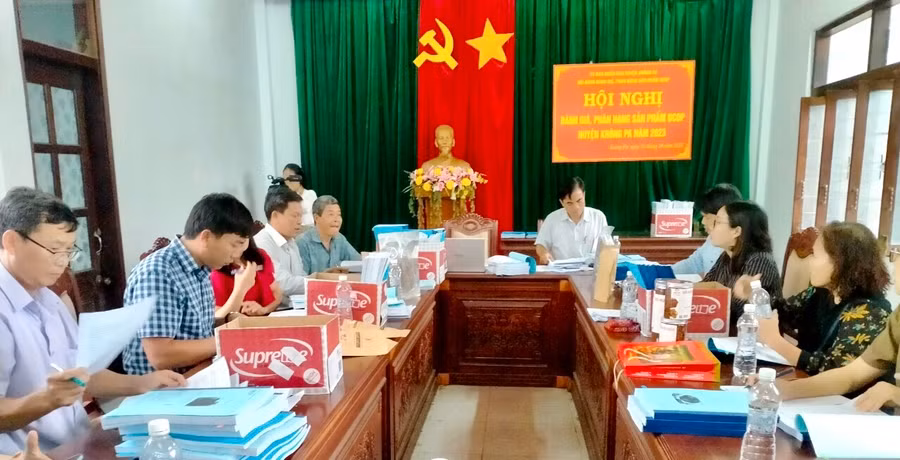 Hội đồng đánh giá sản phẩm OCOP huyện Krông Pa đánh giá, phân hạng sản phẩm OCOP năm 2023. Ảnh: Lê Nam