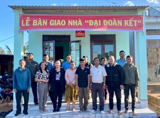 Ủy ban MTTQ Việt Nam huyện Đak Đoa, Ủy ban MTTQ Việt Nam xã Glar hỗ trợ xây cho nhà “Đại đoàn kết” cho gia đình ông Blỗh (hàng đầu thứ 4 từ phải sang). Ảnh: Lê Nam Ủy ban MTTQ Việt Nam huyện Đak Đoa, Ủy ban MTTQ Việt Nam xã Glar hỗ trợ xây cho nhà “Đại đoàn kết” cho gia đình ông Blỗh (hàng đầu thứ 4 từ phải sang). Ảnh: Lê Nam