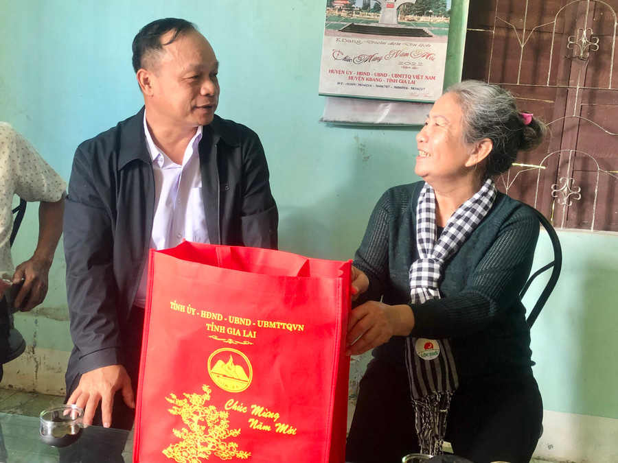 Phó Chủ tịch UBND tỉnh Dương Mah Tiệp đã gửi tặng phần quà cho gia đình Anh hùng Núp-nguyên Ủy viên Ban Thường vụ Tỉnh ủy, Chủ tịch Ủy ban MTTQ Việt Nam tỉnh. Ảnh: Lê Nam