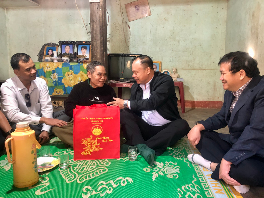 Phó Chủ tịch UBND tỉnh Dương Mah Tiệp (thứ 2 từ phải sang) tặng quà cho gia đình ông Đinh In là thương binh (làng Mơhven-Ôr, xã Kông Lơng Khơng). Ảnh: Lê Nam