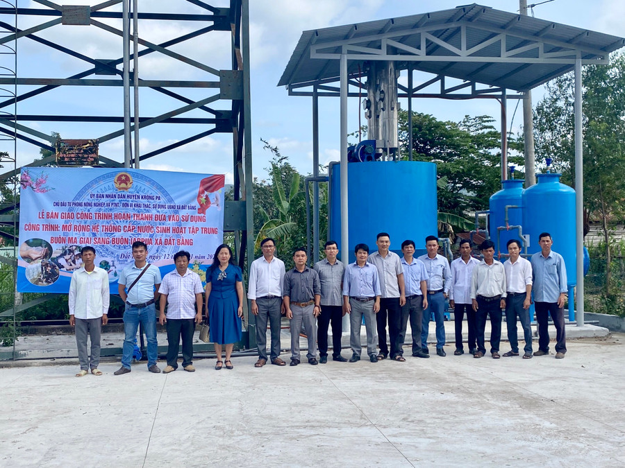 Lễ bàn giao công trình mở rộng hệ thống cấp nước sinh hoạt tập trung buôn Ma Giai sang buôn Ia Rpua. Ảnh: Lê Nam