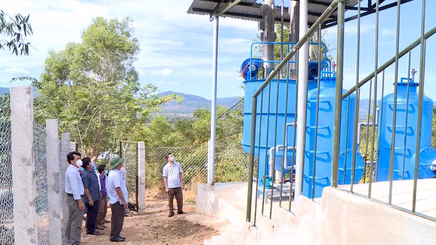 Lãnh đạo huyện Krông Pa kiểm tra hệ thống nước sạch sinh hoạt tại buôn Ma Giai, xã Đất Bằng. Ảnh: Lê Nam