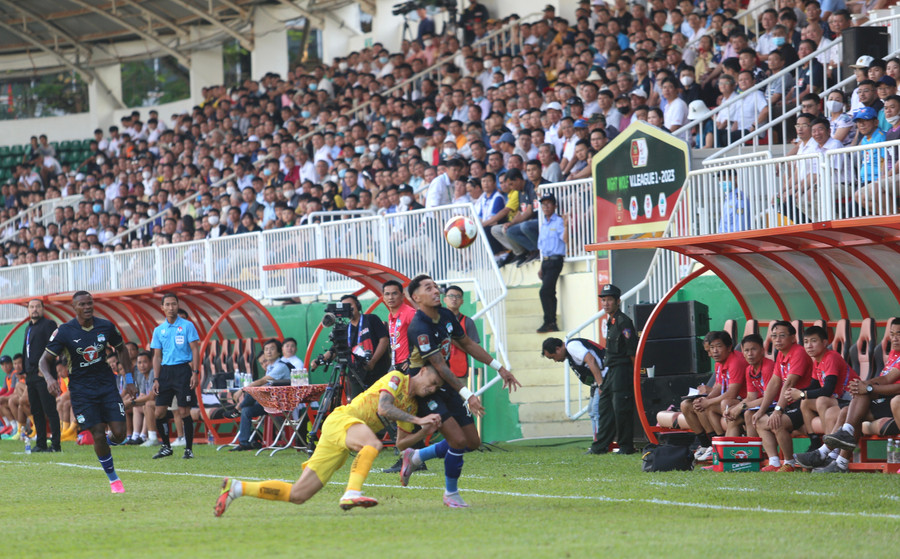 Trận đấu đã diễn ra kịch tính đến những phút cuối cùng. Ảnh: Văn Ngọc