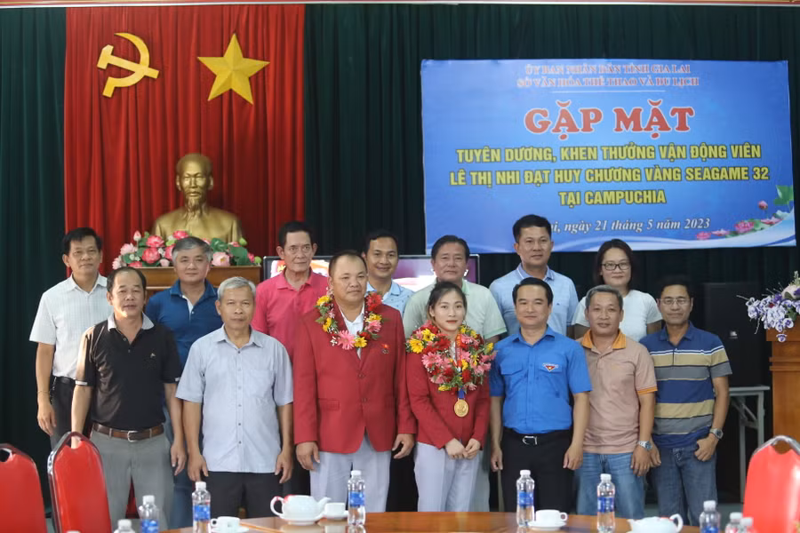 Các lãnh đạo và doanh nghiệp đã tặng nhiều phần thưởng giá trị cho VĐV Lê Thị Nhi. Ảnh: Văn Ngọc