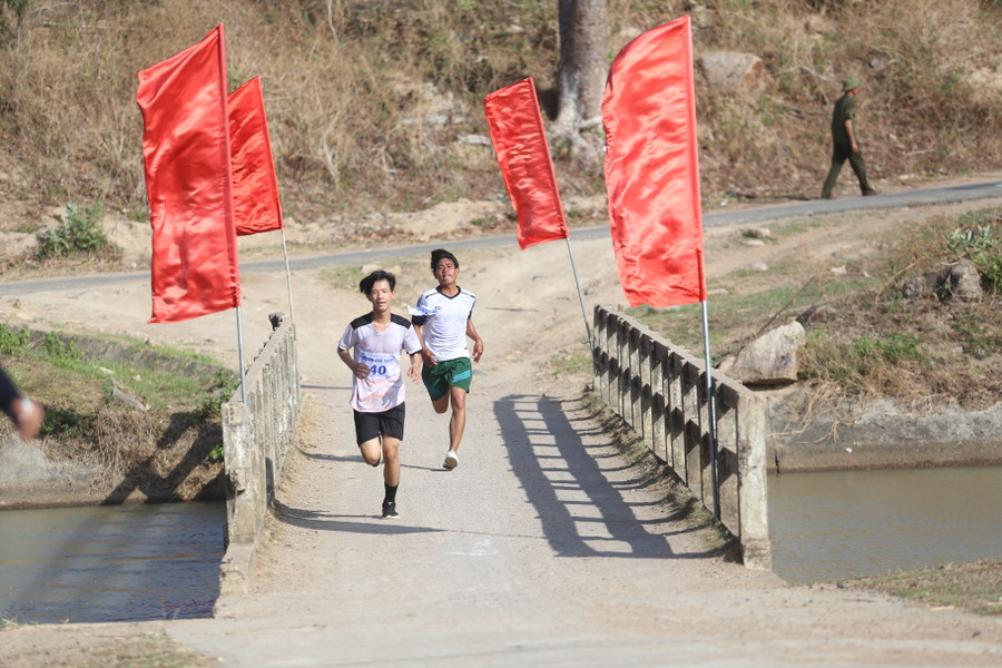 Các chân chạy vượt qua những cây cầu bắc qua dòng kênh thủy lợi Ayun Hạ. Ảnh: Văn Ngọc