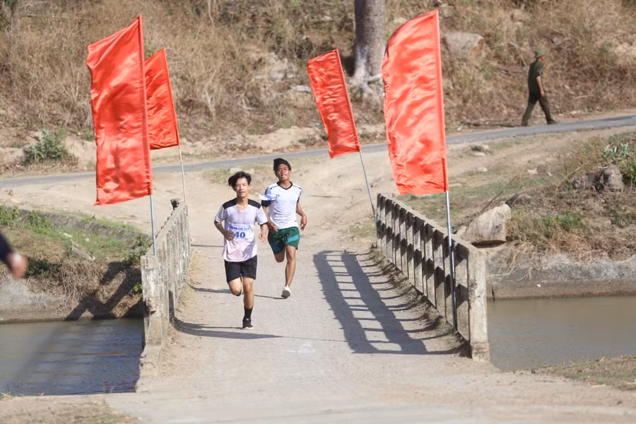 Các chân chạy vượt qua những cây cầu bắc qua dòng kênh thủy lợi Ayun Hạ. Ảnh: Văn Ngọc Các chân chạy vượt qua những cây cầu bắc qua dòng kênh thủy lợi Ayun Hạ. Ảnh: Văn Ngọc
