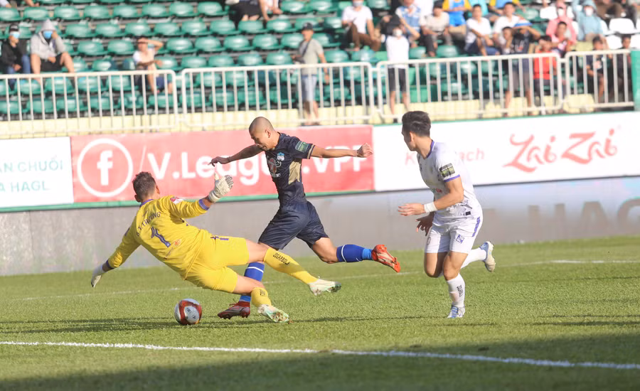 Tấn Trường đã phạm lỗi với Thanh Bình ngay ở phút thứ 5. Ảnh: Văn Ngọc