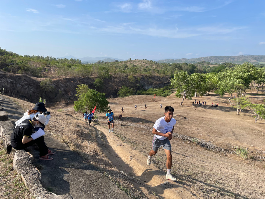 Khung cảnh hùng vĩ trên cung đường leo dốc lên đập hồ Ayun Hạ. Ảnh: Văn Ngọc