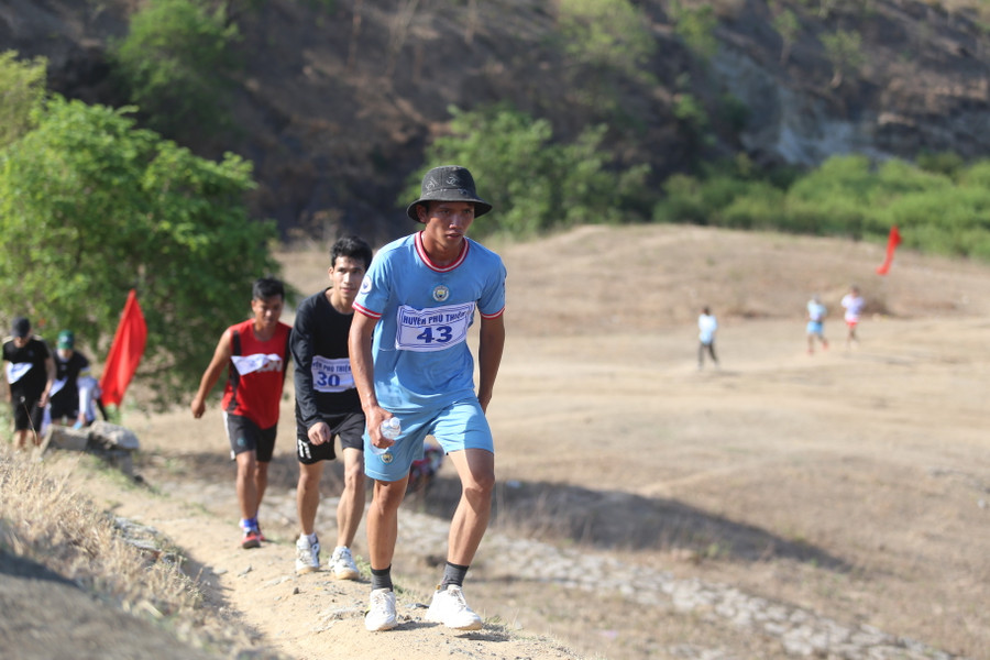 Các VĐV vất vả vượt dốc lên đập hồ Ayun Hạ. Ảnh: Văn Ngọc