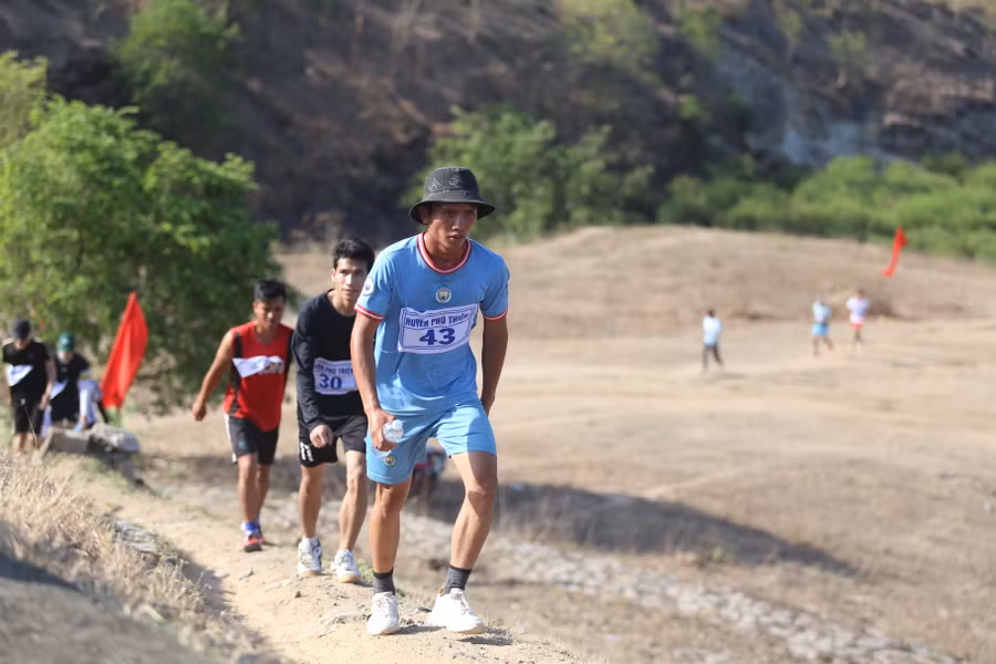 Các VĐV vất vả vượt dốc lên đập hồ Ayun Hạ. Ảnh: Văn Ngọc Các VĐV vất vả vượt dốc lên đập hồ Ayun Hạ. Ảnh: Văn Ngọc
