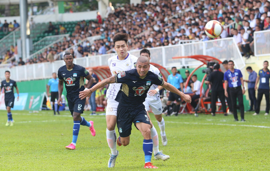 Trận đấu đã diễn ra hấp dẫn với nhiều pha tranh chấp quyết liệt. Ảnh: Văn Ngọc Trận đấu đã diễn ra hấp dẫn với nhiều pha tranh chấp quyết liệt. Ảnh: Văn Ngọc