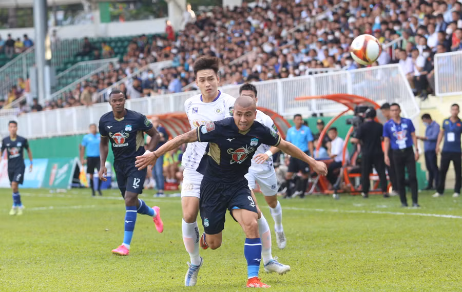Trận đấu đã diễn ra hấp dẫn với nhiều pha tranh chấp quyết liệt. Ảnh: Văn Ngọc