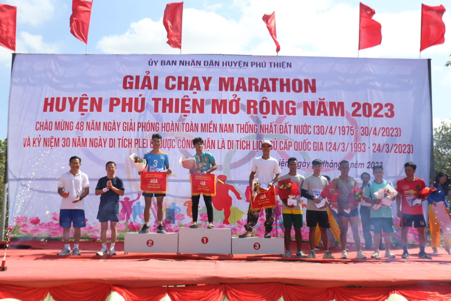 Ban tổ chức trao giải cho các nam VĐV xuất sắc nhất của giải đấu. Ảnh: Văn Ngọc