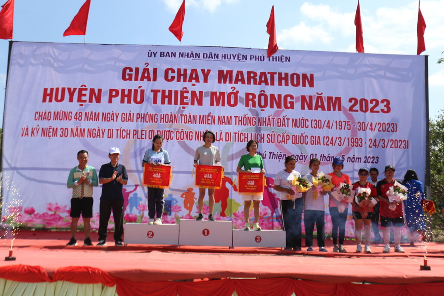 Ban tổ chức trao giải cho các VĐV ở nội dung 5 km nữ. Ảnh: Văn Ngọc