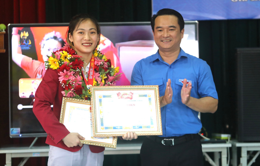 Võ sĩ Lê Thị Nhi (trái) trước đó đã được nhận Bằng khen của Tỉnh đoàn. Ảnh: Văn Ngọc Võ sĩ Lê Thị Nhi (trái) trước đó đã được nhận Bằng khen của Tỉnh đoàn. Ảnh: Văn Ngọc