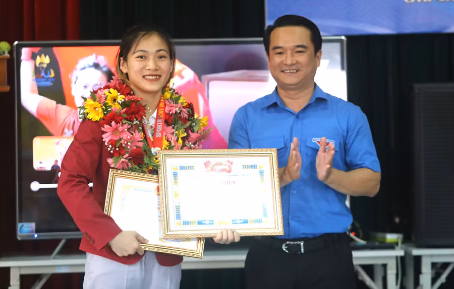 Võ sĩ Lê Thị Nhi (trái) trước đó đã được nhận Bằng khen của Tỉnh đoàn. Ảnh: Văn Ngọc