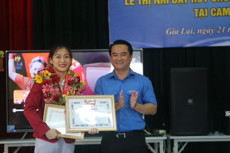 Lê Thị Nhi nhận được Bằng khen của Tỉnh đoàn Gia Lai với thành tích xuất sắc tại SEA Games 32. Ảnh: Văn Ngọc