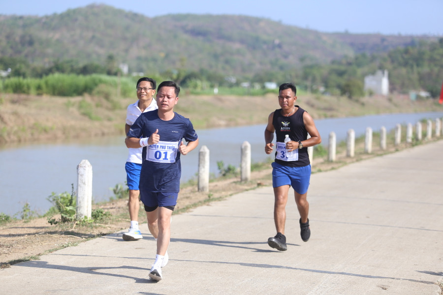 Bí thư Huyện ủy Phú Thiện Nguyễn Hoàng Phong (số đeo 01) hoàn thành cự ly 5 km ở giải năm nay. Ảnh: Văn Ngọc