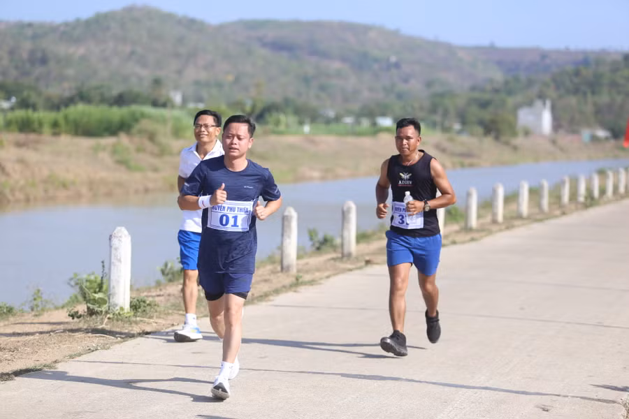 Bí thư Huyện ủy Phú Thiện Nguyễn Hoàng Phong (số đeo 01) hoàn thành cự ly 5 km ở giải năm nay. Ảnh: Văn Ngọc Bí thư Huyện ủy Phú Thiện Nguyễn Hoàng Phong (số đeo 01) hoàn thành cự ly 5 km ở giải năm nay. Ảnh: Văn Ngọc